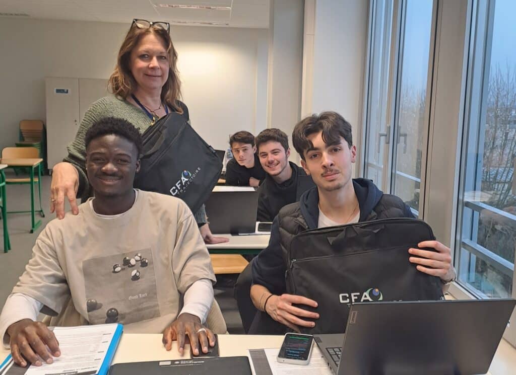 Apprentis du CFA TRAJECTOIRE ayant reçu un équipement informatique STARTUM